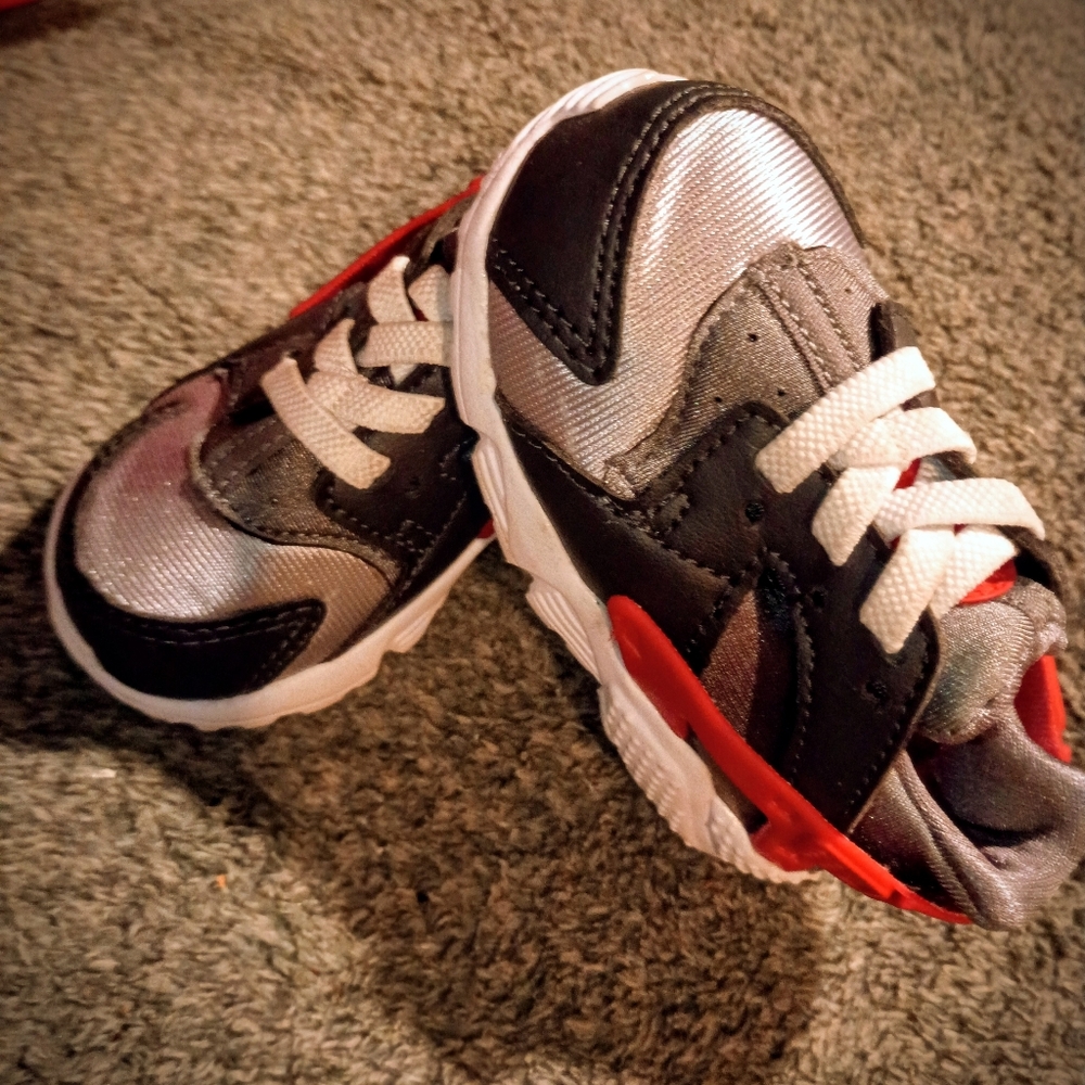 Nike Kids' Black and Red Sneakers